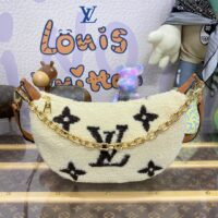 LOUIS VUITTON 루이비통 오버 더 문 크로스백 M23321