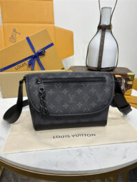 LOUIS VUITTON 루이비통 펄스 메신저 메신저백 M12681