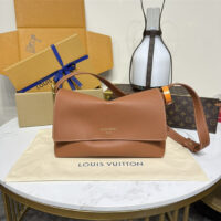 LOUIS VUITTON 루이비통 로우 키 메신저 숄더백  M13151