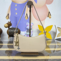 LOUIS VUITTON 루이비통 포쉐트 LV 블룸 숄더백 M25784